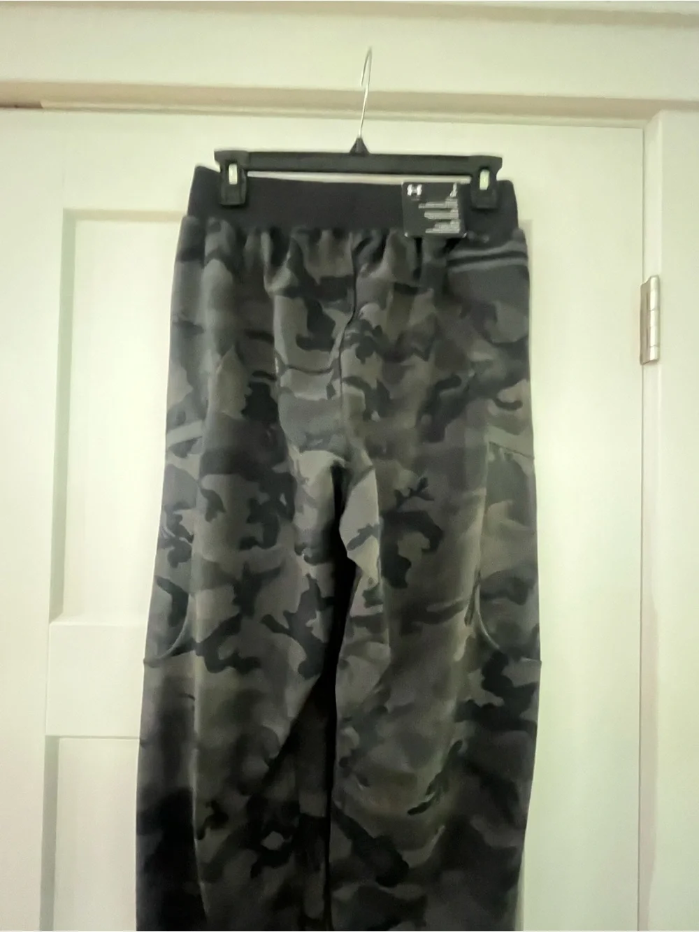 Under Armour Men’s Black and Gray Camo Straight Pants Small NWT